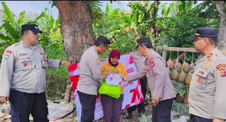 Sambut Hari Bhayangkara ke-79, Polsek Jalancagak Polres Subang Tebar Kepedulian Lewat Bansos