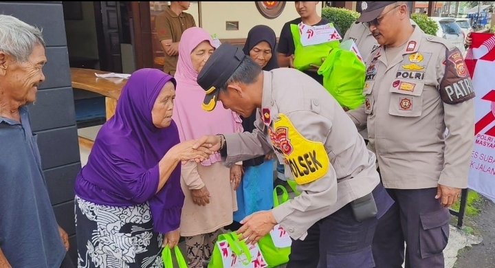 Sambut Hari Bhayangkara ke-79, Polsek Jalancagak Polres Subang Tebar Kepedulian Lewat Bansos