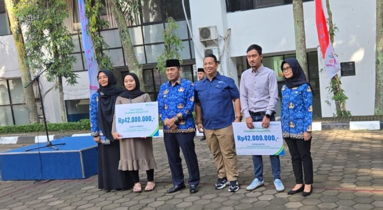 Wali Kota Cimahi Memberikan Santunan Rp42 Juta dari BPJS Ketenagakerjaan kepada 2 Ahli Waris Asisten Rumah Tangga