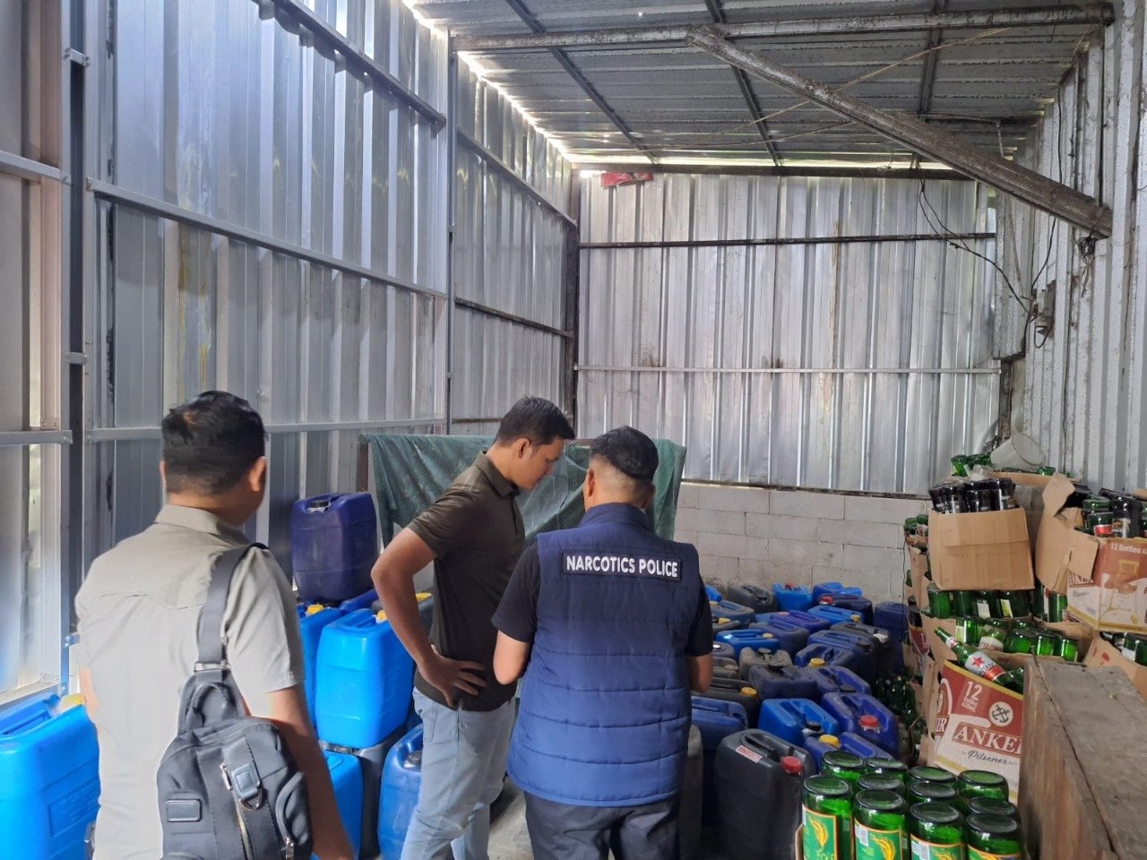 Operasi Gabungan Polisi Gerebek Gudang Produksi Miras Ilegal