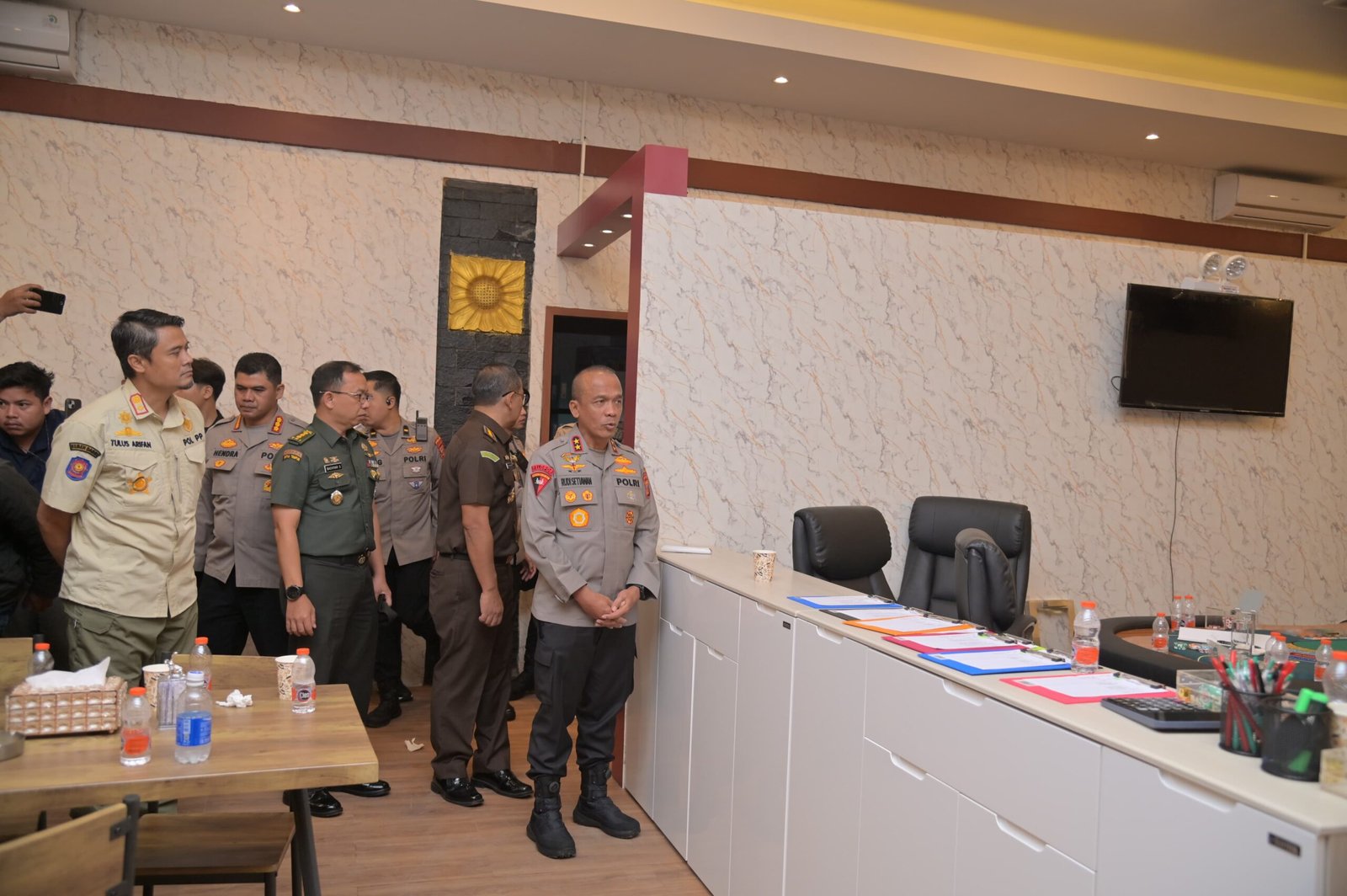 Kapolda Jabar Perlihatkan Lokasi Judi Kasino Berkedok Tempat Futsal dan Biliard di Bandung