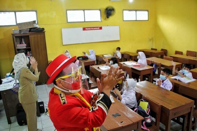 Tiru Pendidikan Karakter Siswa, Guru Bandel Juga akan Dibina di Barak Militer