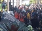 Pintu Gerbang Pemkab Subang Roboh, Massa Pendemo Minta Bupati Subang Kaji Ulang Perbup Pembatasan Jam Operasional