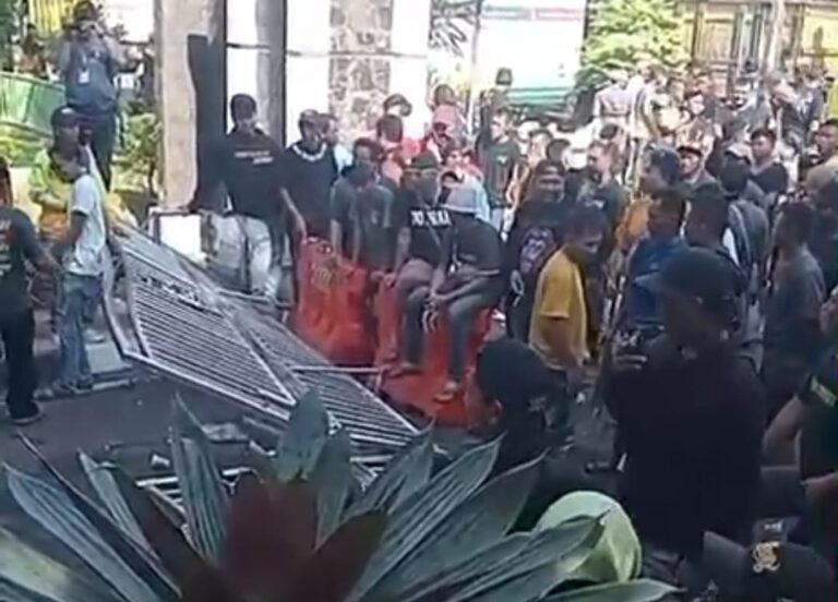 Pintu Gerbang Pemkab Subang Roboh, Massa Pendemo Minta Bupati Subang Kaji Ulang Perbup Pembatasan Jam Operasional