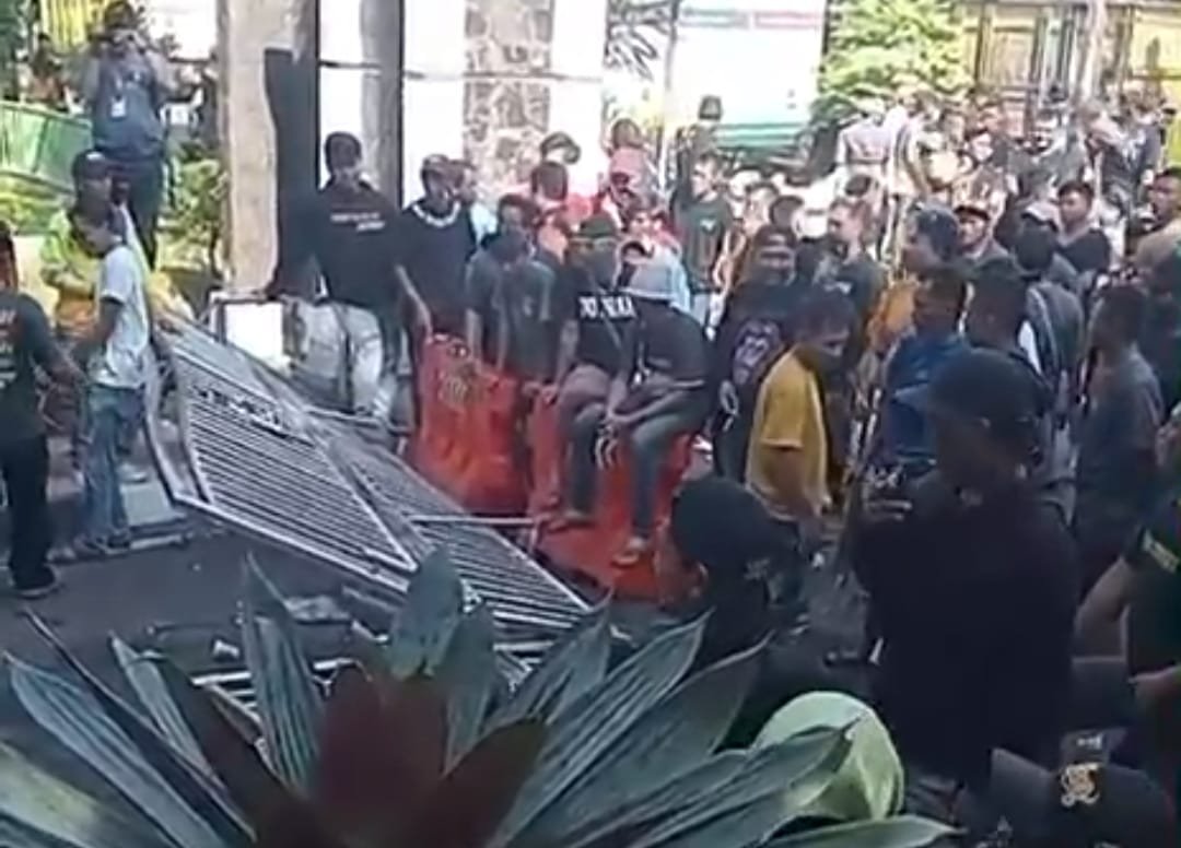 Pintu Gerbang Pemkab Subang Roboh, Massa Pendemo Minta Bupati Subang Kaji Ulang Perbup Pembatasan Jam Operasional