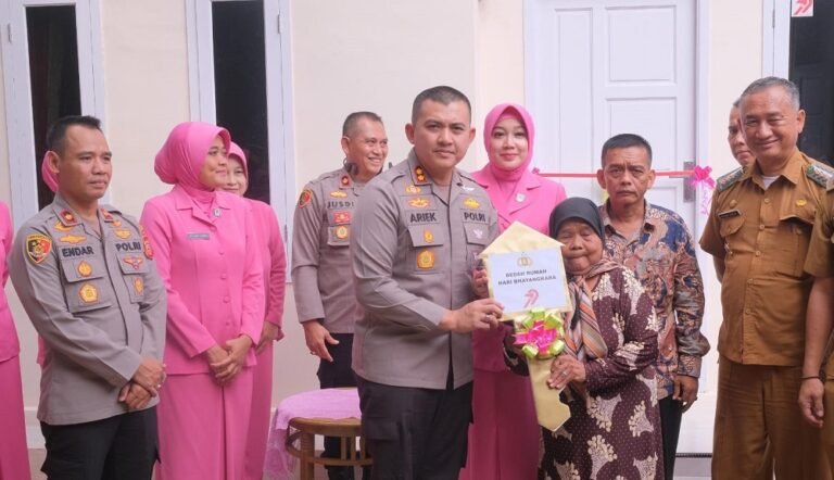 Kado Hari Bhayangkara ke-79, Nenek Turseni Dapat Rumah Layak Huni dari Polres Subang