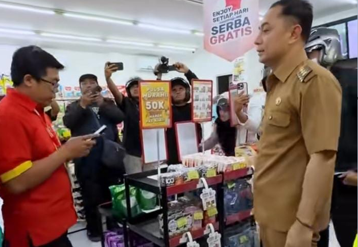 Wali Kota Surabaya Eri Cahyadi Segel Minimarket Karena Tak Sediakan Juru Parkir Resmi