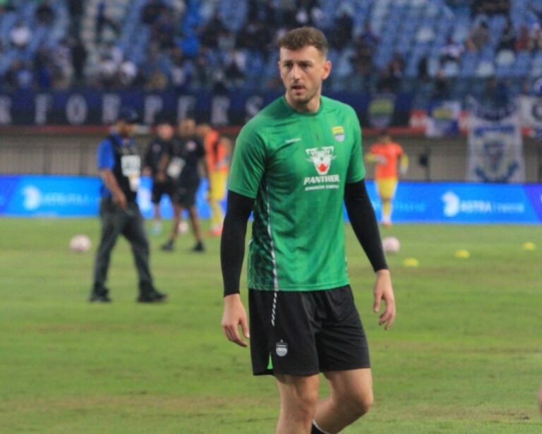 Adam Fryzbek Tampil Perdana Lawan Dewa United, Ini Daftar Susunan Pemainnya