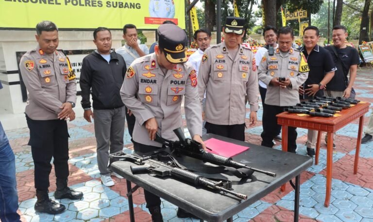 Pastikan Kondisi Baik, Wakapolres Subang Kompol Endar Supriyatna Cek Senjata Api Anggota