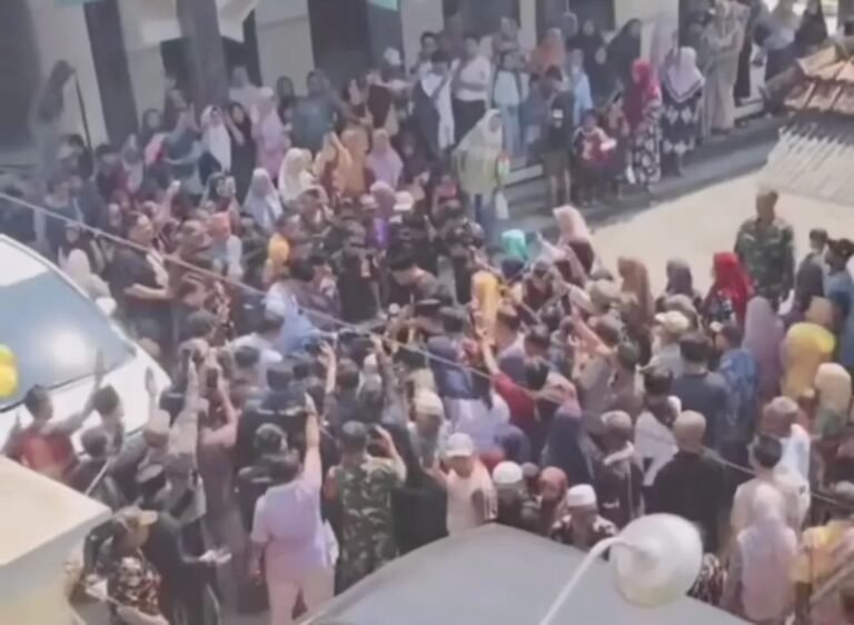 Ratusan Orang dan Puluhan Guru Berikan Dukungan untuk Ahmad Zuhdi, Guru Ngaji yang Dituntut Rp25 Juta