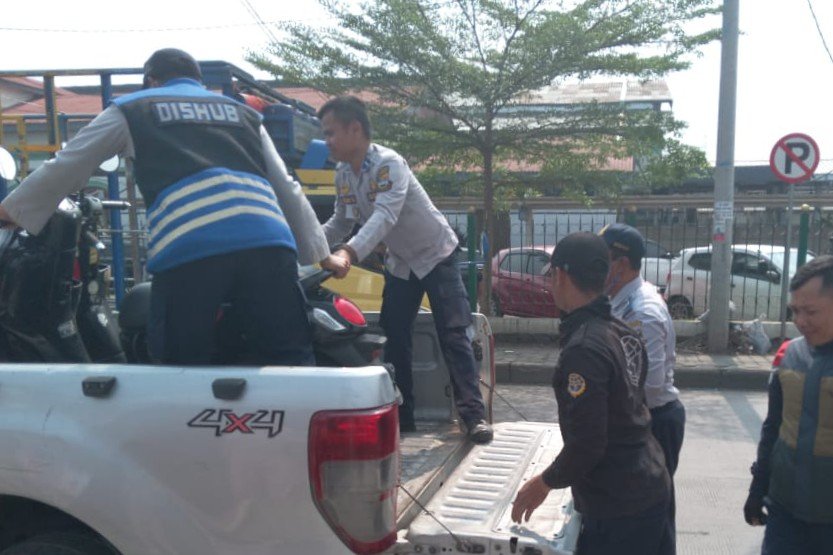 Parkir Sembarangan, Puluhan Kendaraan Ditertibkan Dishub Bandung Barat