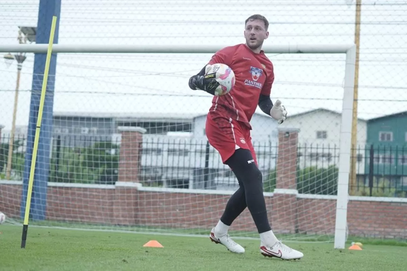 Kiper Persib Bandung Adam Przybek Mulai Pulih dari Cedera Engkel