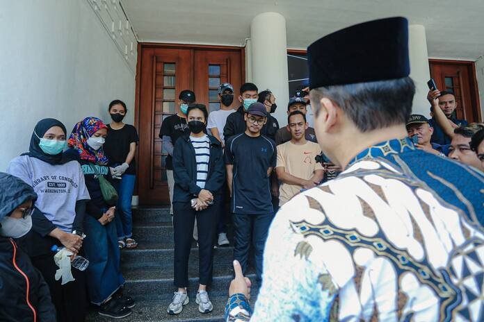 Pelanggar Etika Bersihkan Balai Kota Bandung, Bentuk Penebusan Kesalahan
