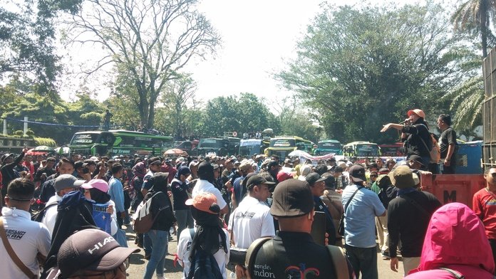 Ribuan Pekerja Pariwisata Gelar Aksi di Bandung, Tuntut Cabut Larangan Studi Tur