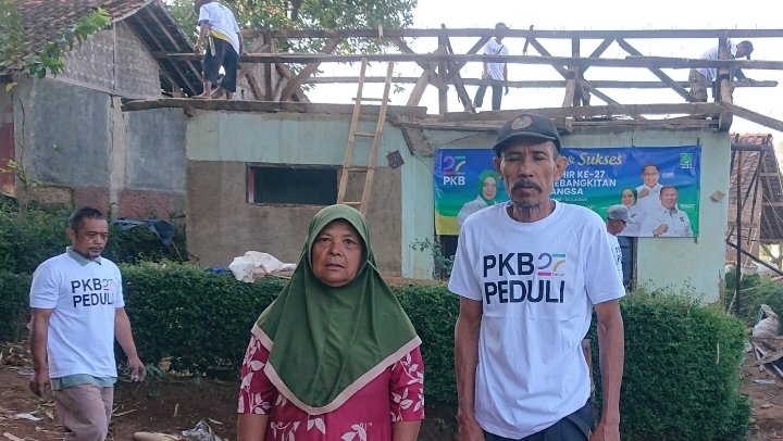 Bantuan Perbaikan Rutilahu dari PKB dan Hj. Renie Rahayu Fauzi, Bahagiakan Pasangan Endang dan Tita Warga Kampung Gurudug