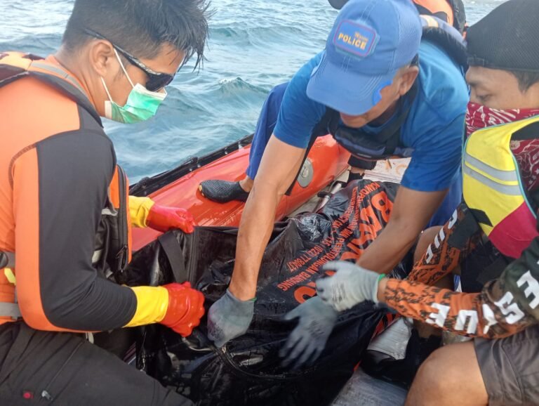 Polisi dan Tim SAR Temukan Wisatawan Tenggelam di Pantai Sayang Heulang