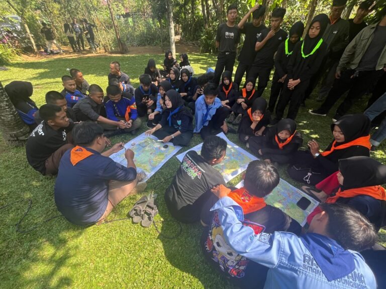 Perhimpunan Penggiat Lingkungan Warna Alam Asah Skill Bertahan di Alam Bebas