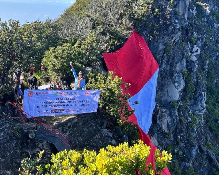 TRAMP Kembali Kibarkan Bendera Merah Putih Raksasa di Tebing Kawah Gunung Ciremai