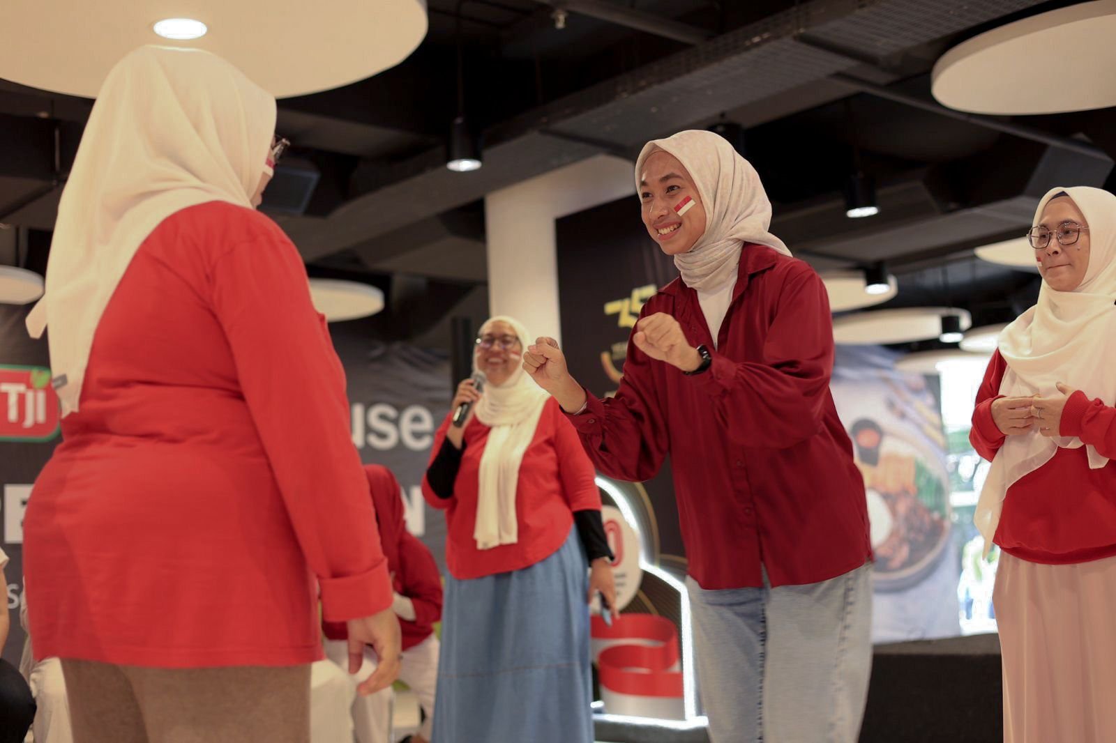 Komunitas Fotografi Kompakers Bandung Rayakan HUT ke-80 RI di Mal Bandung Indah Plaza