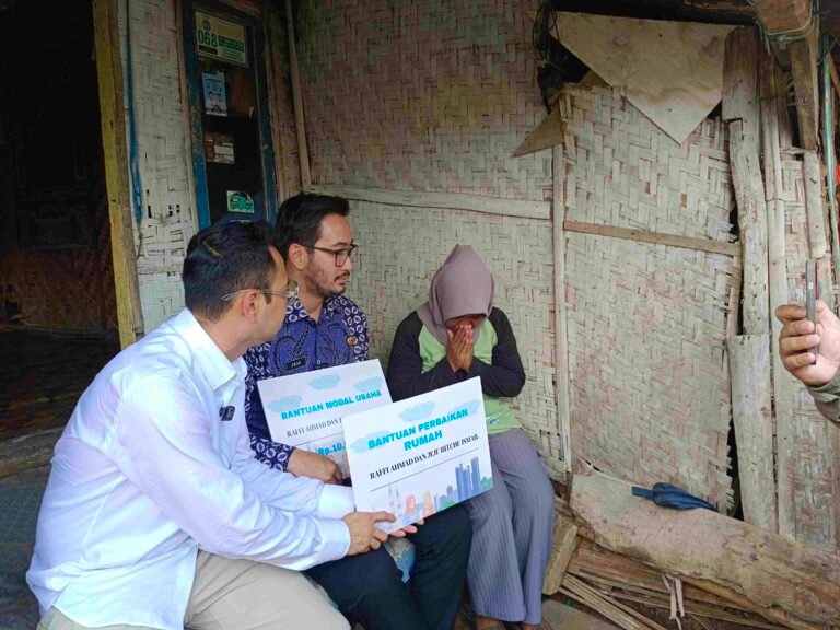 Raffi Ahmad dan Jeje Ritchie Ismail Kompak Berikan Bantuan bagi Warga Bandung Barat