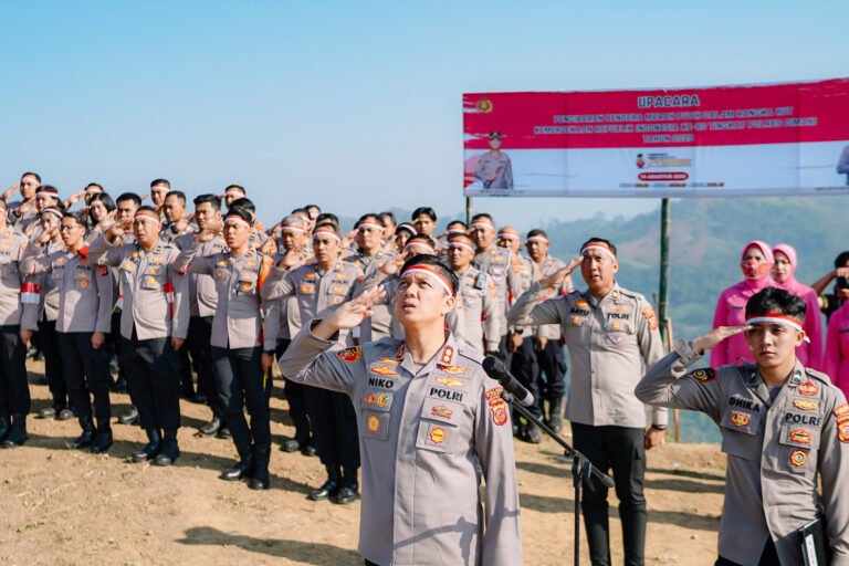 Sambut HUT RI ke-80, Polres Cimahi Kibarkan Bendera Merah Putih di Dua Puncak Gunung Berbeda