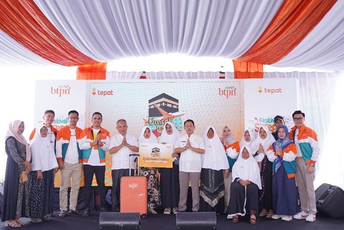 Di Festival Si Tepat, 8 Warga Kabupaten Bandung Serentak Berangkat Umrah Gratis dari BTPN Syariah
