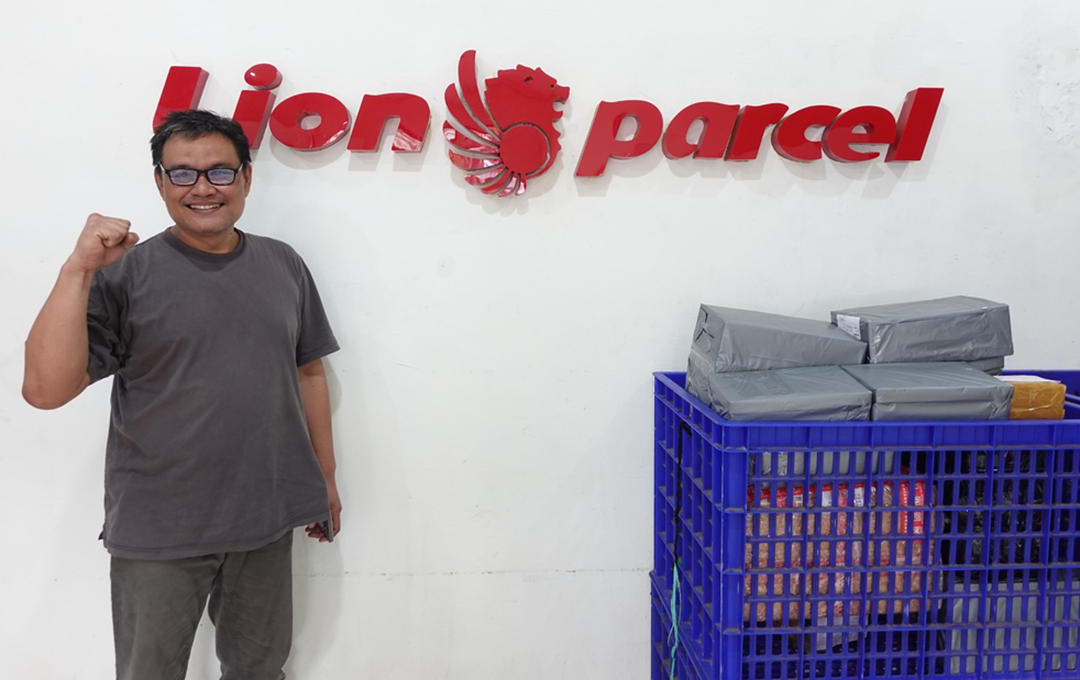 Resign dari Kantoran, Pria Bandung Ini Kini Jadi Bos Logistik dengan Omzet Ratusan Juta