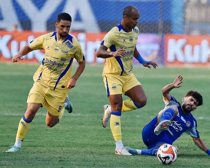 Persib Bandung Buang Dua Penalti, PSIM Yogyakarta Selamat dari Kekalahan