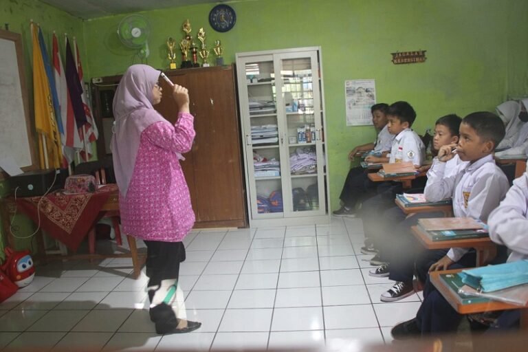 Rombel 50 Siswa Dinilai Ancam Kelangsungan Guru Swasta dan Ganggu Kualitas Belajar