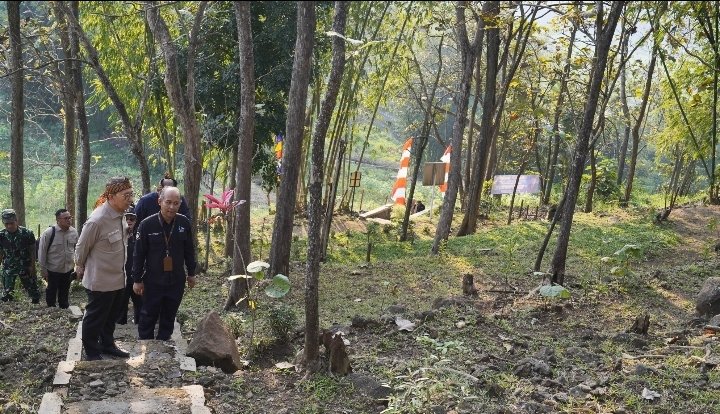 Menteri Kebudayaan Fadli Zon Safari Ke Garut,  Tengok Pencak Silat, Tinjau Situs Batu Lulumpang dan Cangkuang