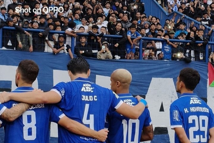 Di Mana-Mana Ada OPPO! Serunya Persib Bandung vs Semen Padang FC di BRI Super League Bareng Kamera Zoom OPPO