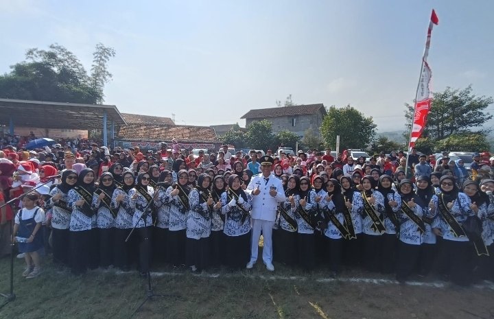 Tampil Memukau Dalam Upacara HUT Kemerdekaan RI ke-80, Paduan Suara PGRI Cimaung Dihadiahi Piagam Penghargaan dari Camat