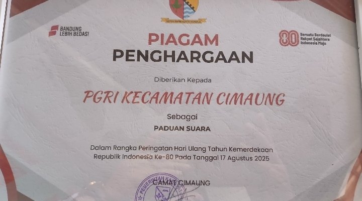 Tampil Memukau Dalam Upacara HUT Kemerdekaan RI ke-80, Paduan Suara PGRI Cimaung Dihadiahi Piagam Penghargaan dari Camat
