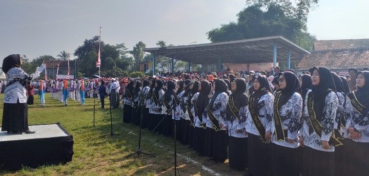 Tampil Memukau Dalam Upacara HUT Kemerdekaan RI ke-80, Paduan Suara PGRI Cimaung Dihadiahi Piagam Penghargaan dari Camat