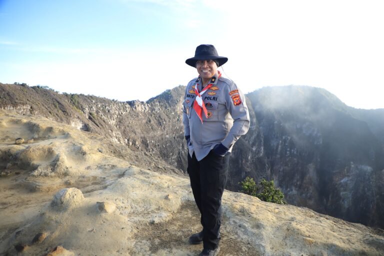 Brigjend Rhinto Pejabat Polda Jabar Tercatat Pemecah Rekor Tertua Naik Gunung se-Indonesia