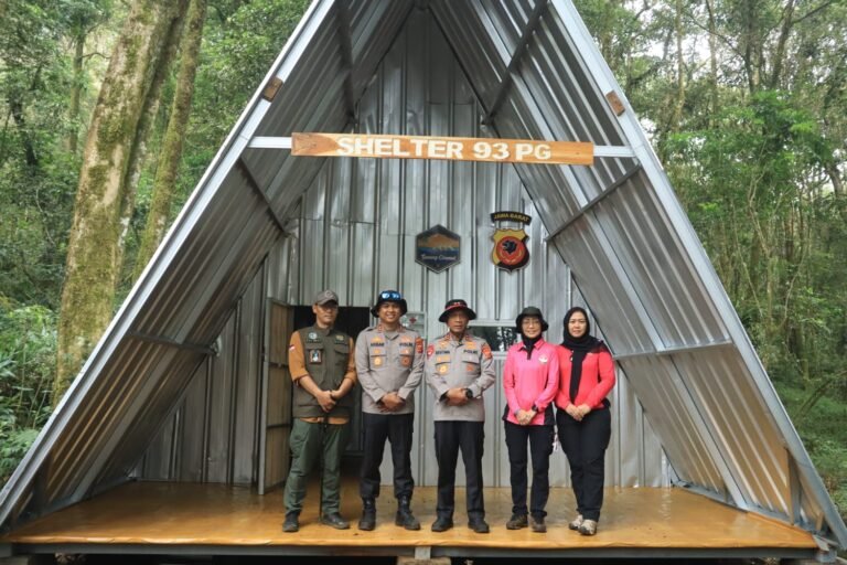 Kapolda Jabar Resmikan Shelter Pesat Gatra 93 di Gunung Ciremai, Sekaligus Pimpin Pendakian Jelang HUT ke-80 RI