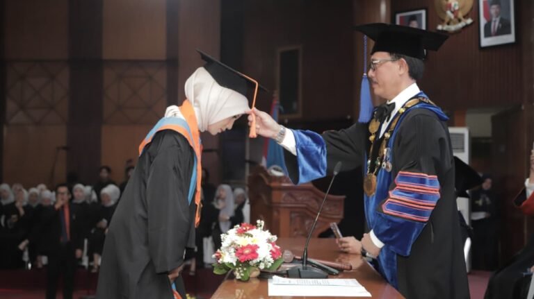 Unisba Kukuhkan Lebih dari 1.700 Wisudawan: Banyak Kisah Insiratif Mulai dari Putri Nelayan NTT yang Gigih Perjuangkan Pendidikan Hingga Wisudawan Tuna Netra Hafidz 30 Juz