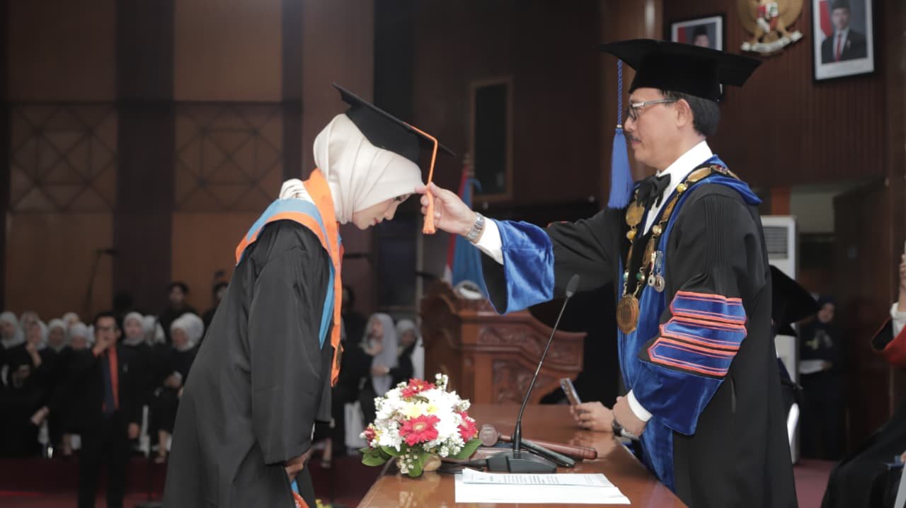 Unisba Kukuhkan Lebih dari 1.700 Wisudawan: Banyak Kisah Insiratif Mulai dari Putri Nelayan NTT yang Gigih Perjuangkan Pendidikan Hingga Wisudawan Tuna Netra Hafidz 30 Juz
