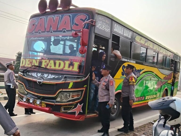 Cegah Mobilisasi Massa, Polres Subang Lakukan Penyekatan Kendaraan