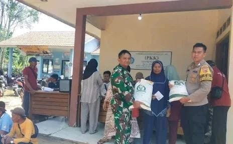 TNI-Polri Kawal Penyaluran Bantuan Pangan di Kecamatan Cipunagara Subang
