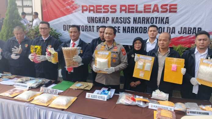 Polda Jabar Bongkar Jaringan Golden Triangle, 9,8 Kg Sabu dan Ribuan Obat Terlarang Disita