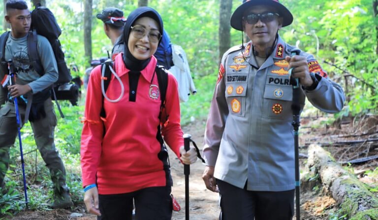 Ibu Kapolda Jabar, Diana Rudi Setiawan Jadi Satu-Satunya Ketua Bhayangkari Tembus Puncak Gunung Ciremai