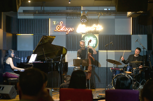 Kolaborasi Musisi dari Tiga Negara Hadirkan Malam Jazz Penuh Warna di The Papandayan