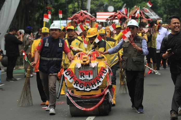 Bandung Kerahkan 100 Petugas Bersihkan Jalur Kirab Budaya HUT Jabar