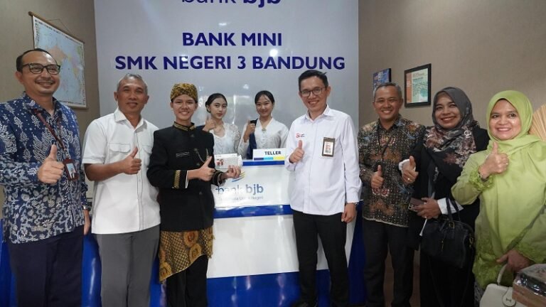 Dorong Budaya Menabung Sejak Dini, OJK Jabar dan Bank BJB Resmikan Mini Bank di SMKN 3 Bandung