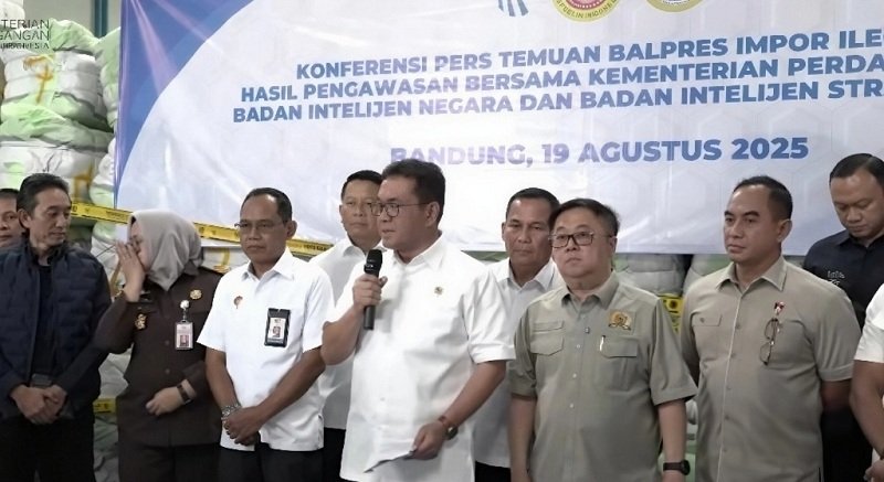 Operasi Gabungan Sita 19 Ribu Bal Pakaian Bekas Ilegal Senilai Rp112 M di Bandung Raya