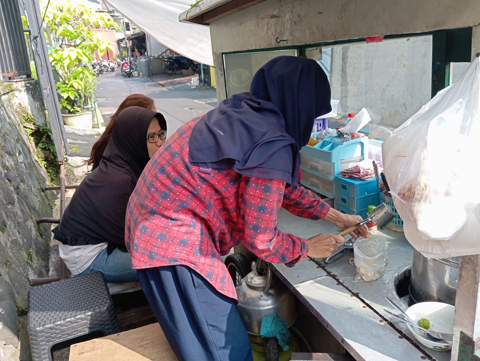 Harga Plastik Naik 4 Kali Lipat di Bandung, UMKM Kuliner Terdampak, Warga Diminta Bawa Wadah Sendiri