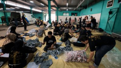 Tebar Ribuan Daging Kurban dan Hadiahi Karyawan Umroh