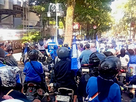 Pesta Juara Persib Sisakan Pecahan Botol dan Sampah di Sepanjang Jalur Konvoi