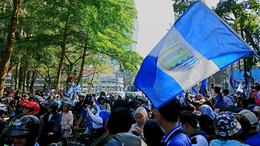 Usai Ribuan Bobotoh Padati Bandung, 11 Titik Kota Dipenuhi Sampah dan Botol Kaca